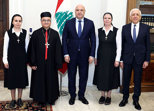 عون يستقبل وفد «العائلة المقدسة» ويتسلم دعوة رسمية لحضور تطويب البطريرك الحويّك: لبنان يحتمي بـ بطريرك العناية الإلهية