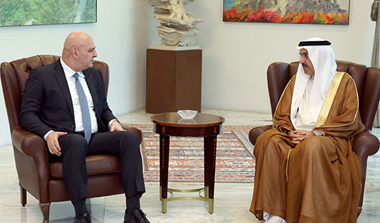 العماد جوزاف عون مستقبلاً صقر غباش رئيس المجلس الوطني الاتحادي في الامارات