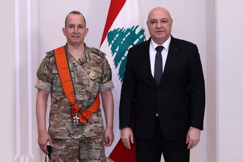 الرئيس عون يقلّد قائد الجيش وسام الأرز الوطني من رتبة الوشاح الأكبر تقديراً لدوره القيادي في حماية لبنان