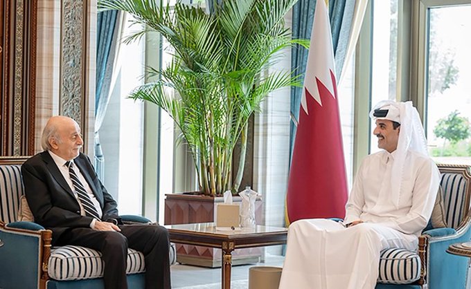 أمير قطر ووليد جنبلاط يبحثان تطورات لبنان والمنطقة وسبل خفض التوتر