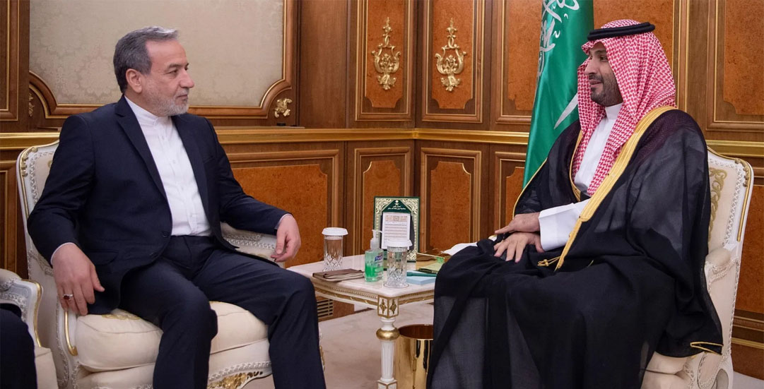  ولي العهد السعودي يلتقي وزير الخارجية الإيراني 