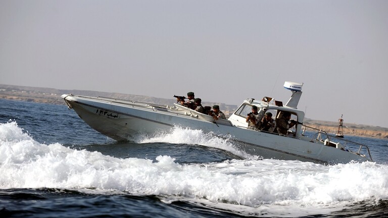 البنتاغون: زورق حربي إيراني اقترب بشكل خطر من سفن أمريكية في مضيق هرمز