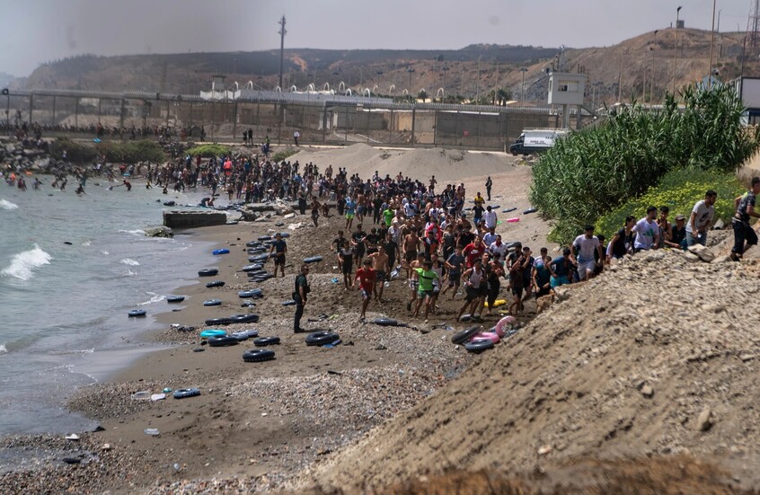 المغرب.. إيقاف 111 مهاجرا عقب محاولة عبور جماعي نحو سبتة
