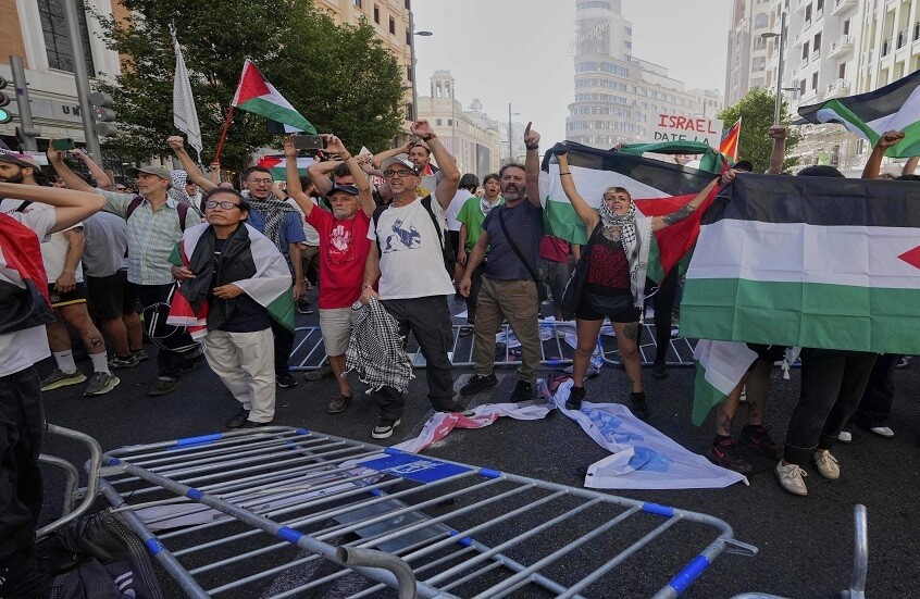  مظاهرات فلسطين توقف أهم سباق للدراجات في إسبانيا 